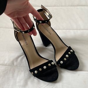 Size 7, black Francesca heels